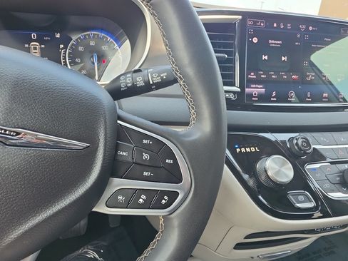 Used 2023 Chrysler Pacifica Touring-L FWD image 32