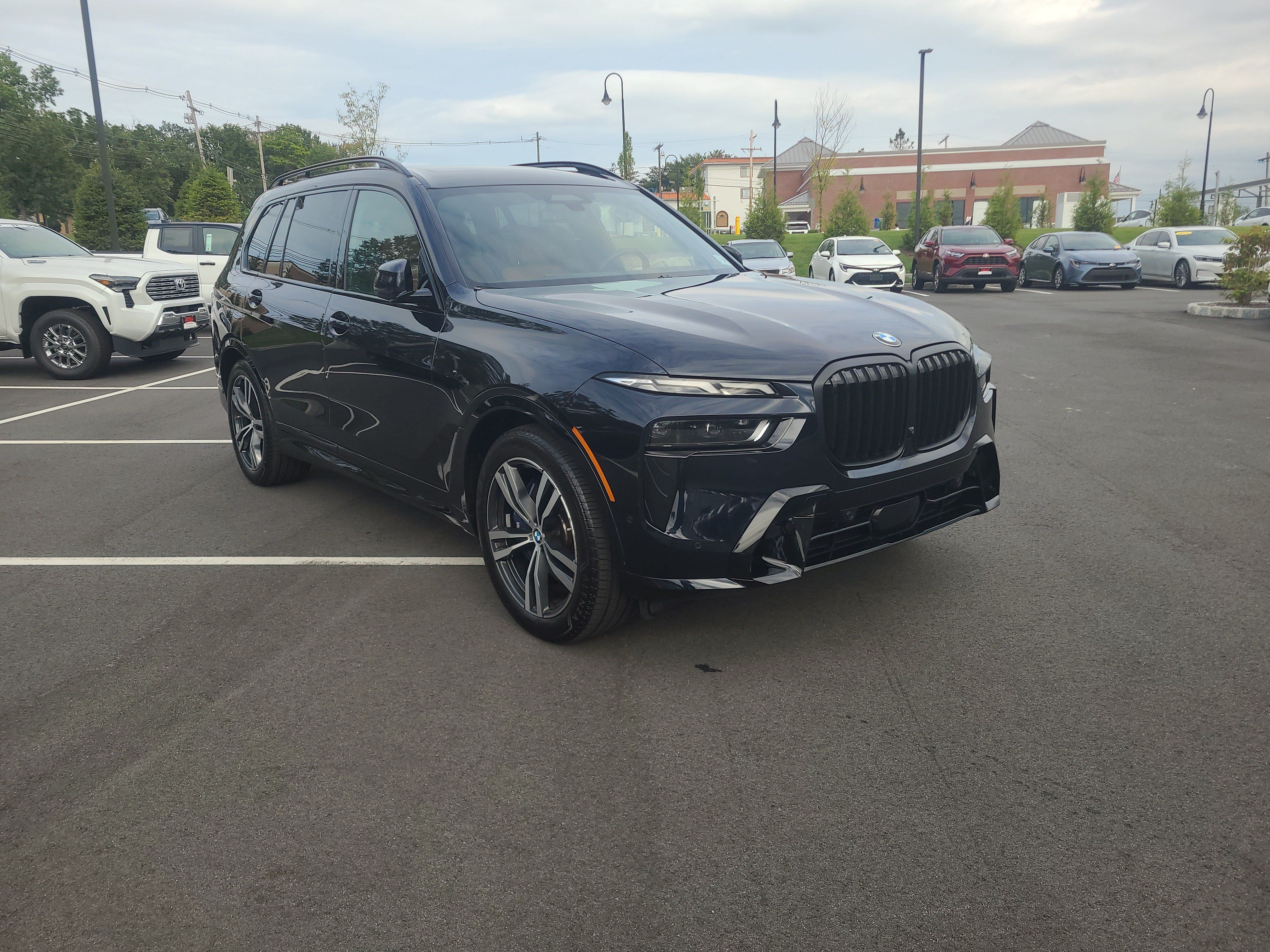 Used 2025 BMW X7 xDrive40i w/ M Sport Package AWD/4WD image 3