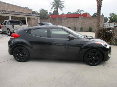 Used 2017 Hyundai Veloster Value Edition FWD image 17