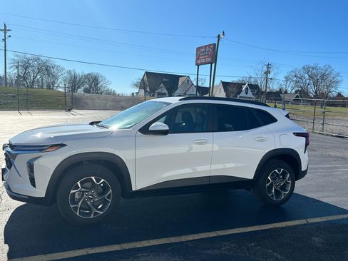 Used 2025 Chevrolet Trax LT w/ Driver Confidence Package image 29