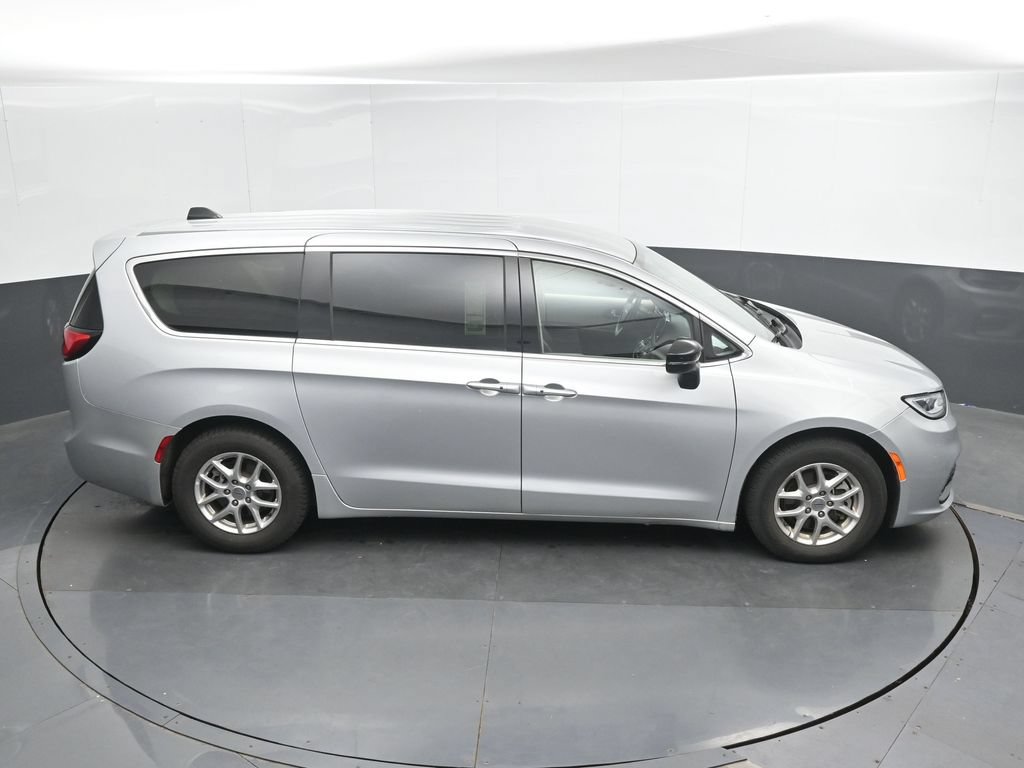Used 2024 Chrysler Pacifica Touring-L FWD image 32
