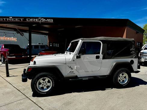 Used 2006 Jeep Wrangler Unlimited w/ Premium Audio Group image 1