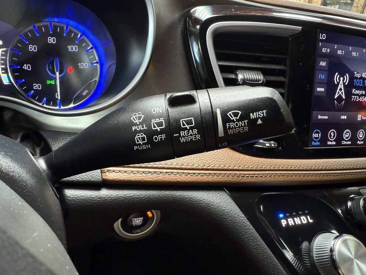Used 2018 Chrysler Pacifica Limited w/ Tire & Wheel Group FWD image 17