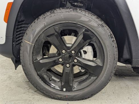 New 2025 Jeep Grand Cherokee Limited w/ Luxury Tech Group II image 9