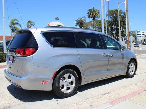 Used 2017 Chrysler Pacifica Premium image 6