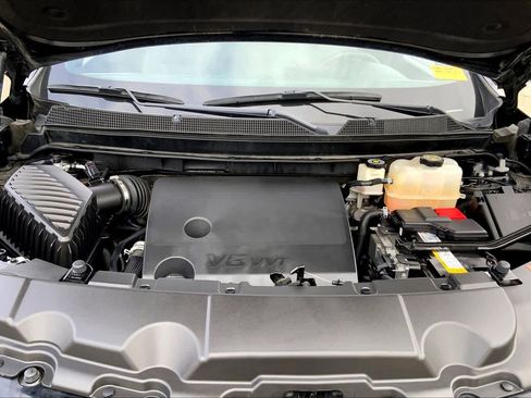 Used 2023 Chevrolet Traverse RS FWD image 28