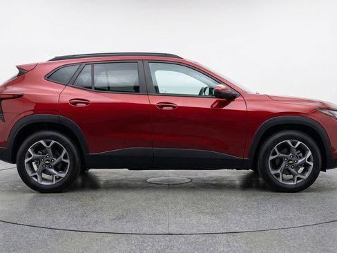 Used 2025 Chevrolet Trax LT w/ LT Convenience Package image 11