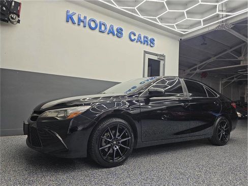 Used 2017 Toyota Camry XSE image 2
