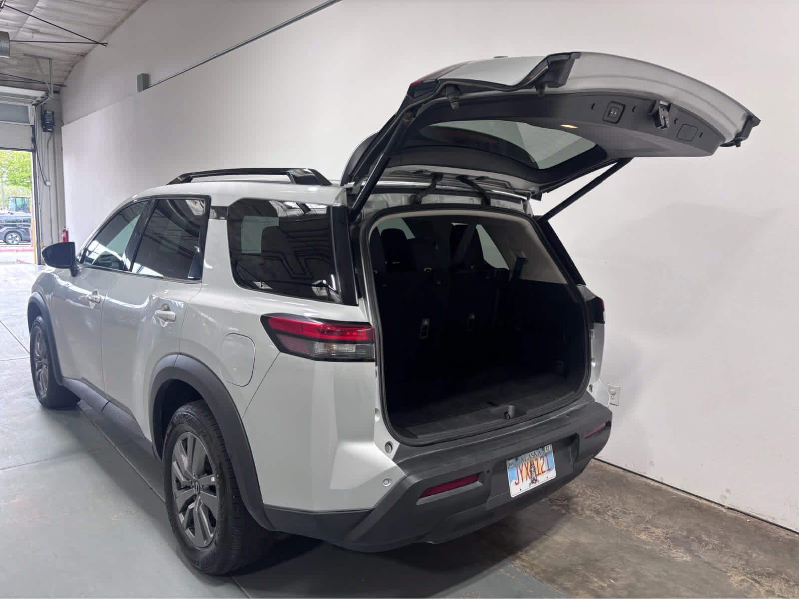 Used 2025 Nissan Pathfinder SV AWD/4WD image 4