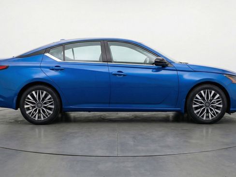 Used 2025 Nissan Altima 2.5 SV image 11