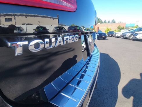Used 2017 Volkswagen Touareg Executive AWD/4WD image 38