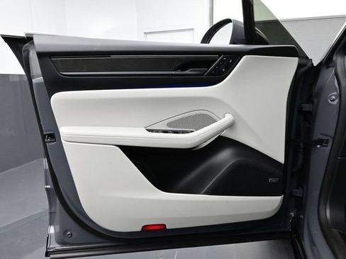 Certified 2025 Porsche Macan Turbo Electric AWD/4WD image 7