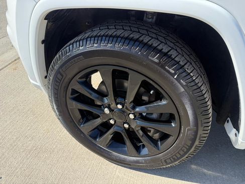 Used 2018 Jeep Grand Cherokee Altitude image 9