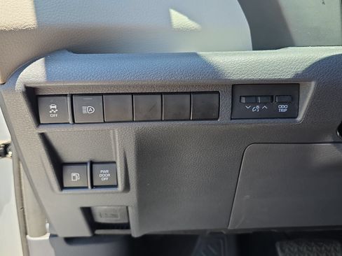 Used 2021 Toyota Sienna XLE FWD image 22