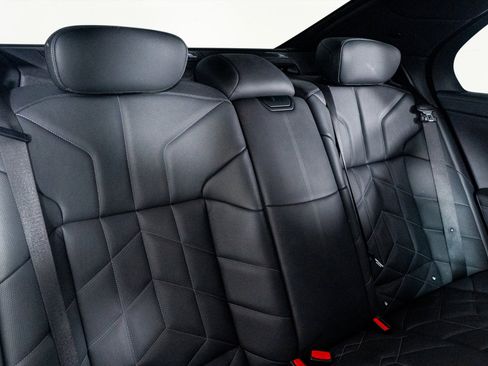 Used 2024 BMW 760i xDrive w/ Executive Package image 29