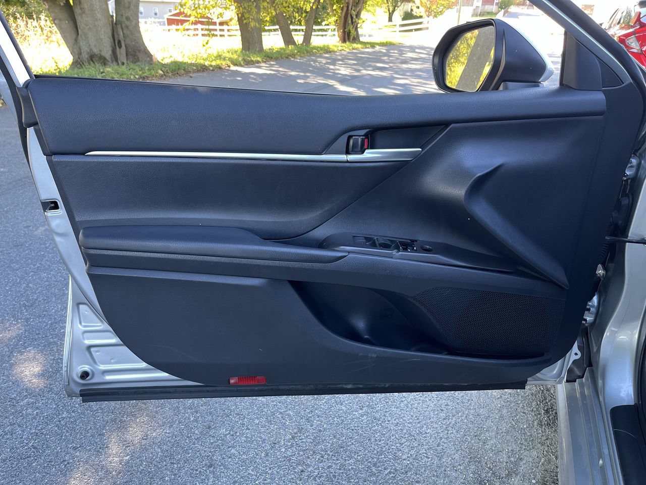 Used 2023 Toyota Camry SE FWD image 3