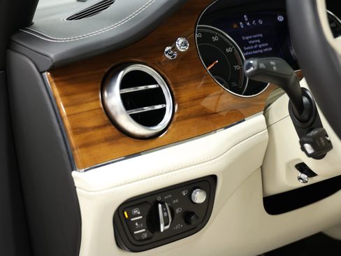 Used 2018 Bentley Bentayga Onyx Edition AWD/4WD image 24