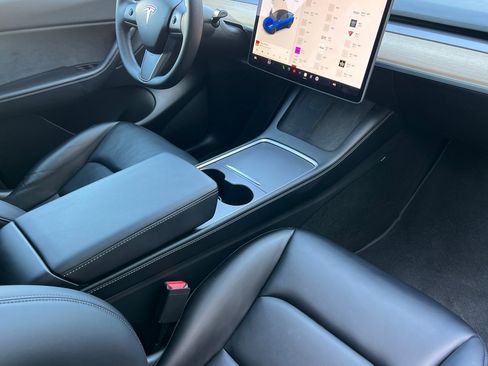 Used 2021 Tesla Model Y Long Range image 16