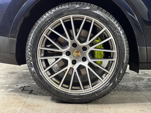 Certified 2022 Porsche Cayenne Platinum Edition w/ Premium Package Plus image 12