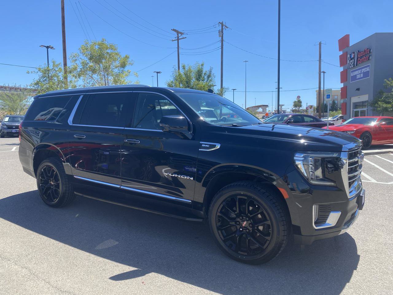 Used 2023 GMC Yukon XL SLT w/ SLT Premium Package AWD/4WD image 2