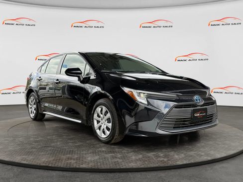 Used 2023 Toyota Corolla LE AWD/4WD image 3