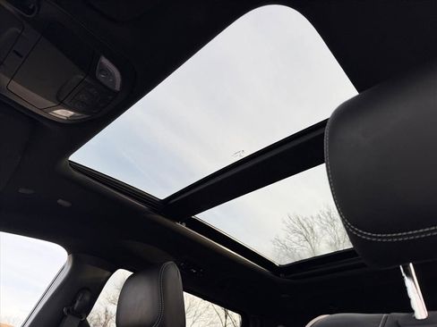 Used 2024 Chrysler Pacifica Limited w/ S Appearance Package image 26