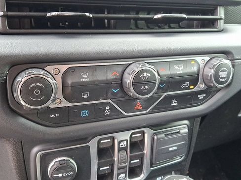 Used 2024 Jeep Wrangler Unlimited Rubicon 4xe AWD/4WD image 15