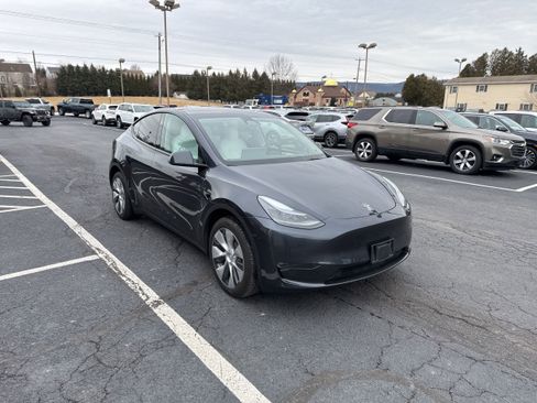 Used 2024 Tesla Model Y Long Range image 7