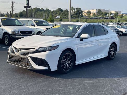 Used 2022 Toyota Camry SE FWD image 3
