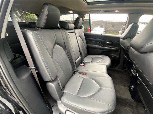 Used 2024 Toyota Grand Highlander AWD image 32