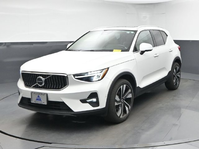 Used 2024 Volvo XC40 B5 Plus w/ Protection Package Premier AWD/4WD image 3
