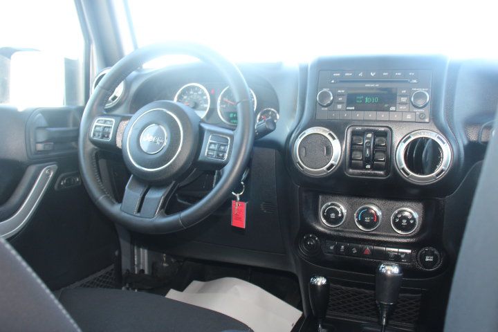 Used 2016 Jeep Wrangler Unlimited Rubicon w/ Connectivity Group AWD/4WD image 19
