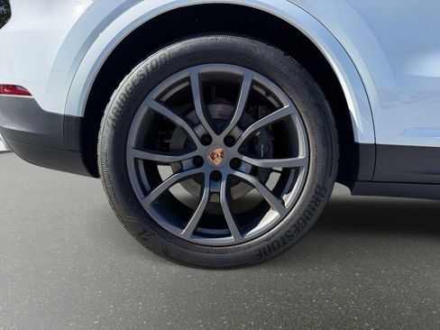 Used 2024 Porsche Cayenne AWD/4WD image 19
