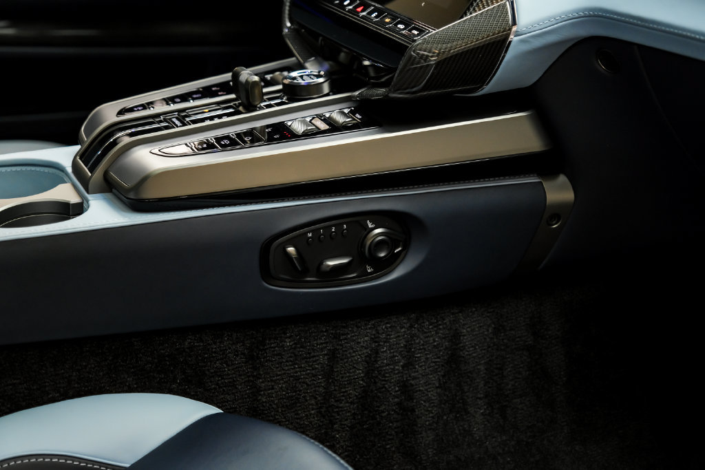 Used 2025 Aston Martin Vanquish RWD image 28