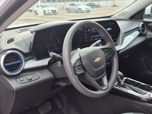 Used 2025 Chevrolet Trax LT FWD image 7