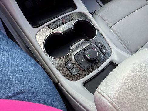 Used 2022 GMC Acadia SLT w/ Preferred Package image 18