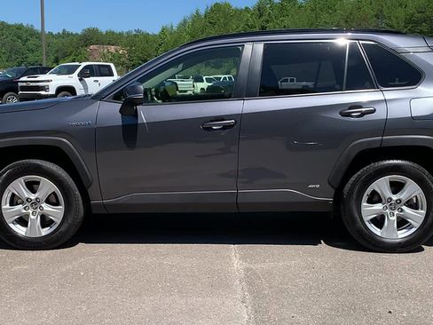 Used 2020 Toyota RAV4 LE w/ Carpet Mat Package AWD/4WD image 6