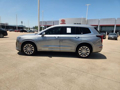 Used 2023 Cadillac XT6 Premium Luxury w/ Technology Package FWD image 4