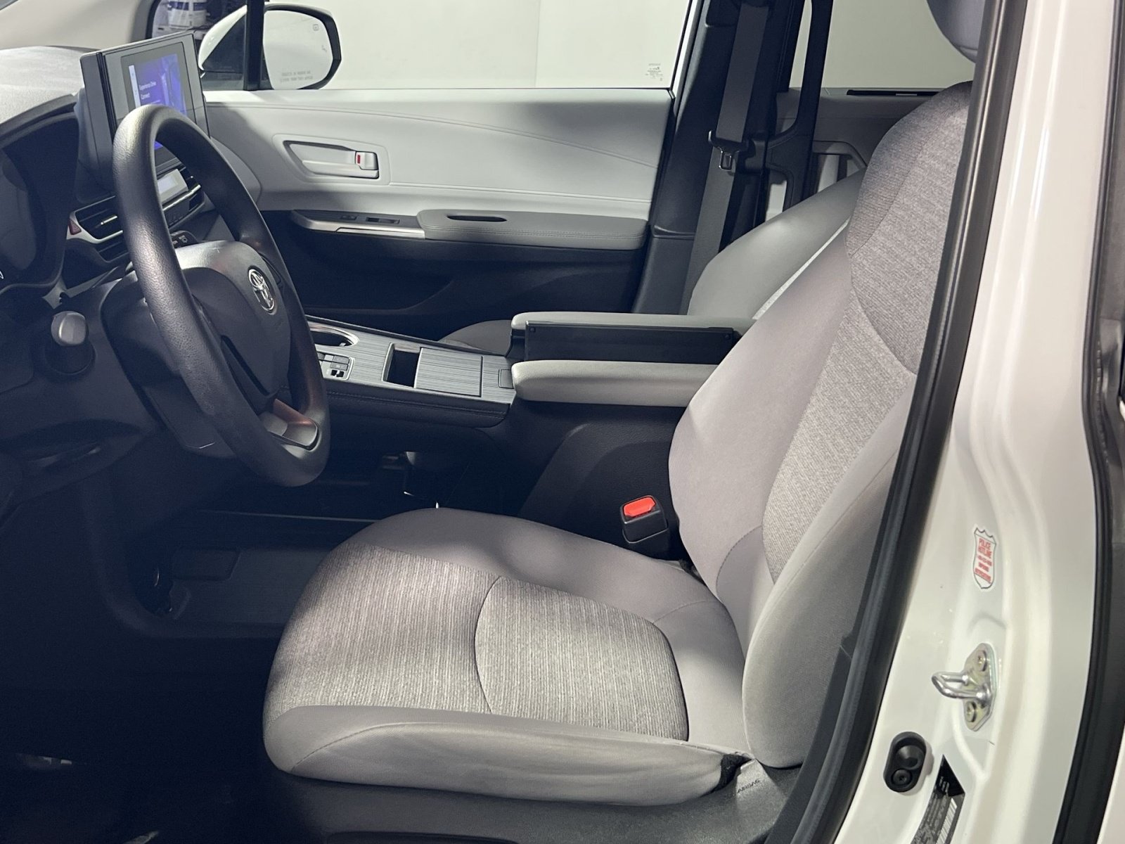 Used 2025 Toyota Sienna LE FWD image 13