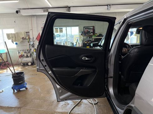 Used 2019 Jeep Cherokee Limited AWD/4WD image 17
