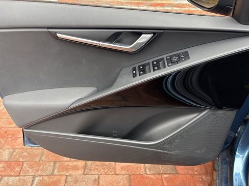 Certified 2024 Kia Niro EX FWD image 12