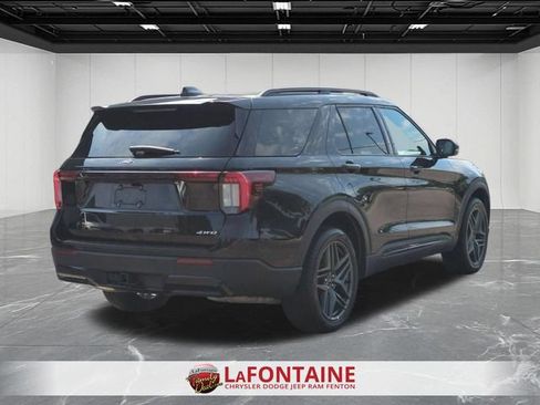 Used 2025 Ford Explorer ST-Line w/ ST-Line Street Pack AWD/4WD image 5