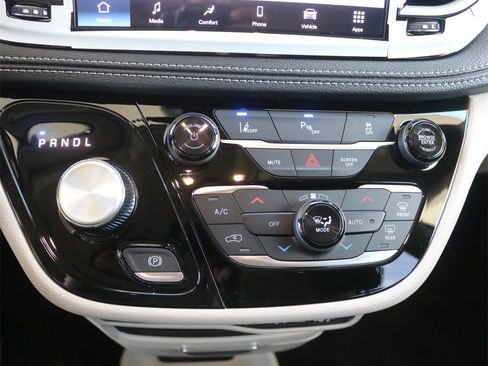 Used 2023 Chrysler Pacifica Touring-L image 16