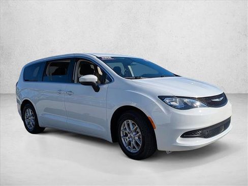 Used 2022 Chrysler Voyager LX image 3