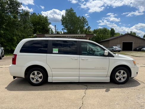 Used 2010 Dodge Grand Caravan SXT w/ Trailer Tow Group FWD image 7