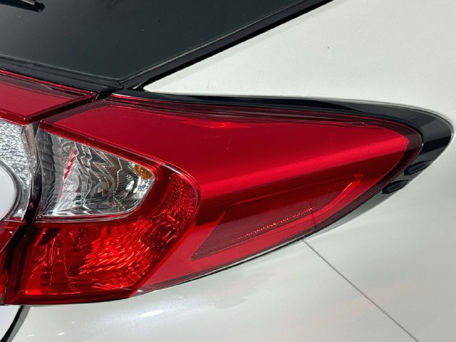 Used 2020 Toyota C-HR LE FWD image 30