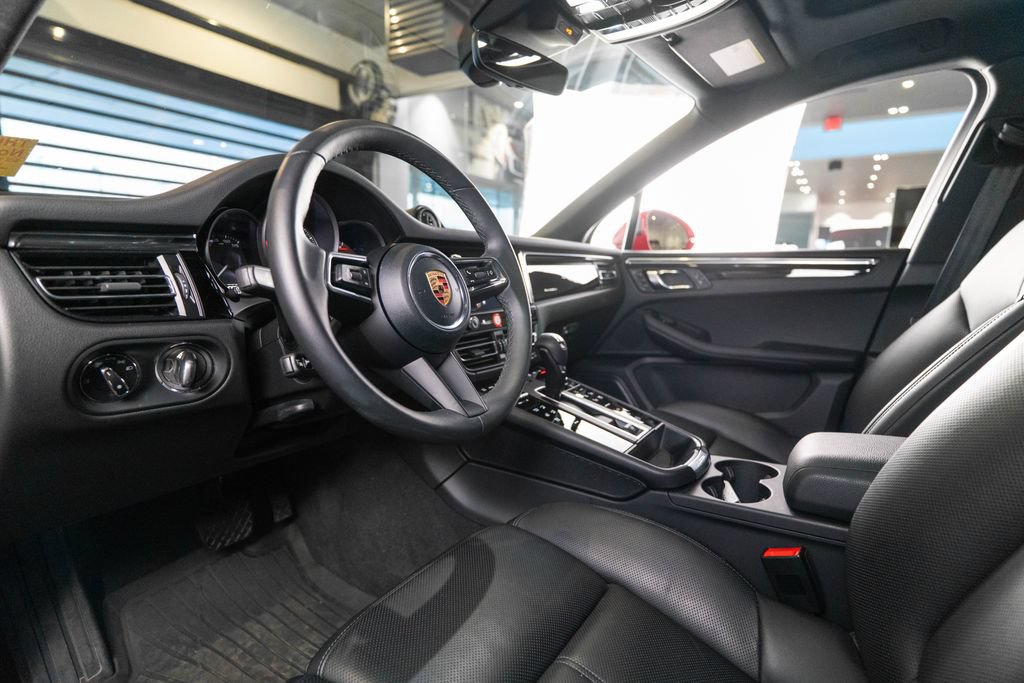 Certified 2026 Porsche Macan AWD/4WD image 4