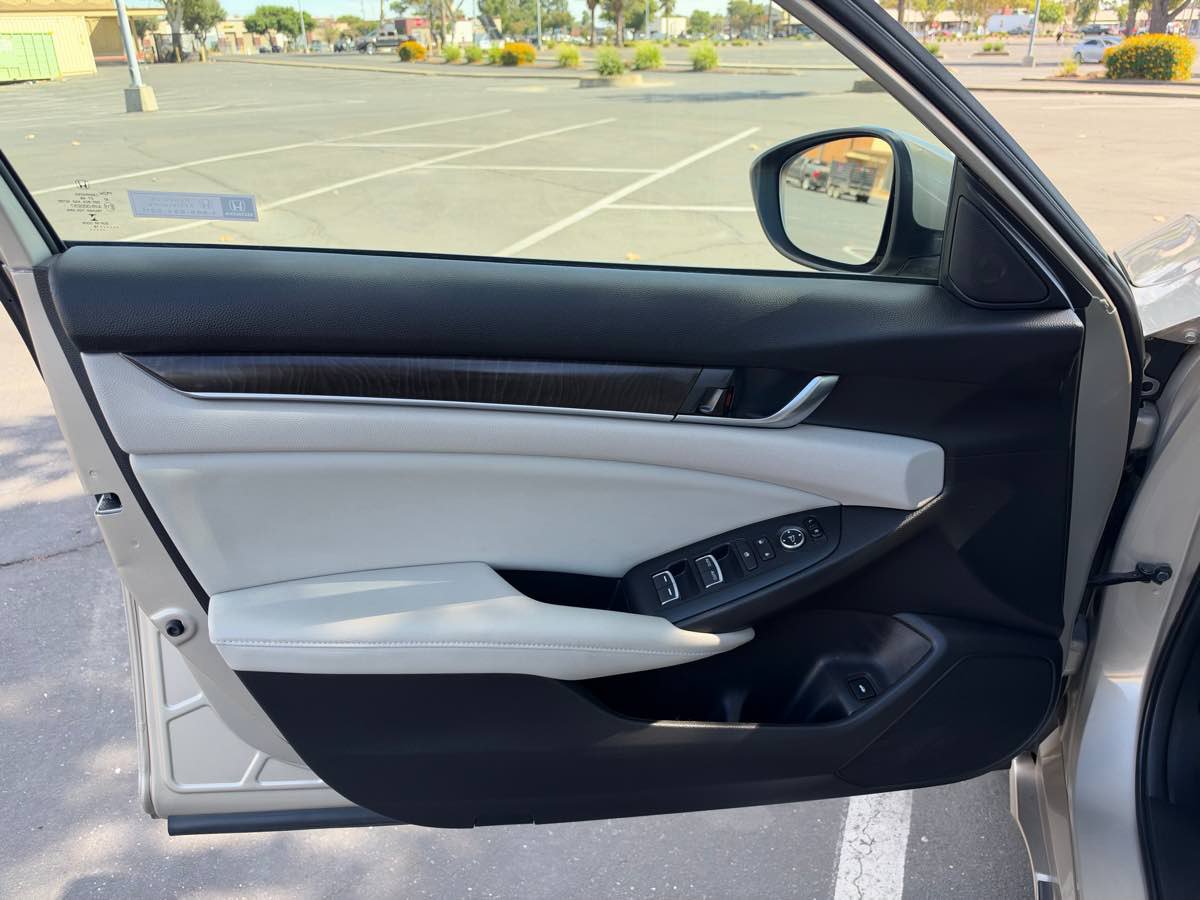 Used 2018 Honda Accord EX image 11