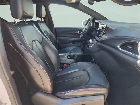 Certified 2020 Chrysler Pacifica Limited image 34