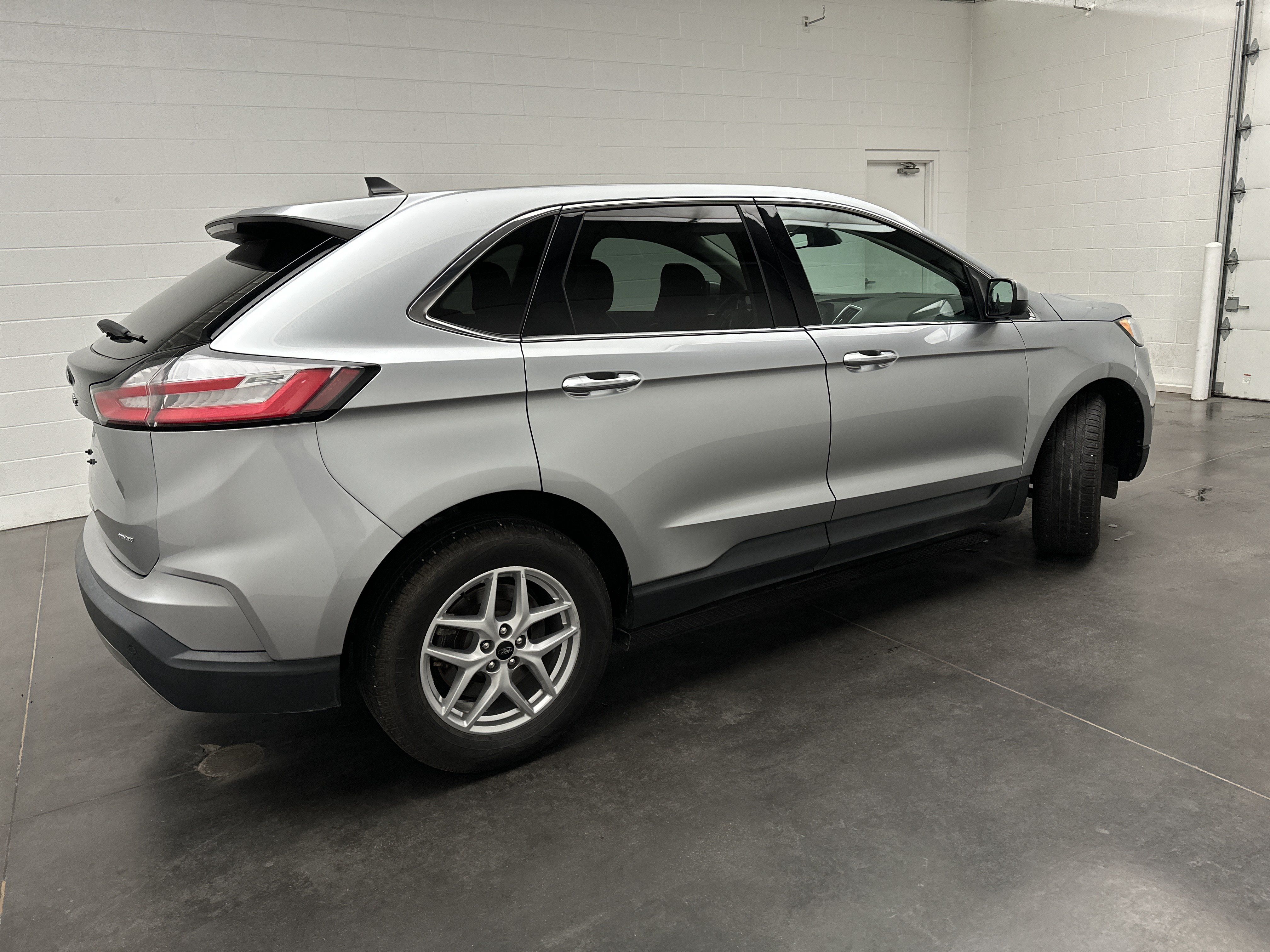Used 2024 Ford Edge SEL AWD/4WD image 9